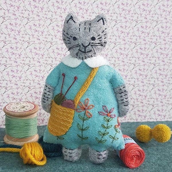 Mrs. Cat Loves Knitting Felt Craft Mini Kit - Harmony