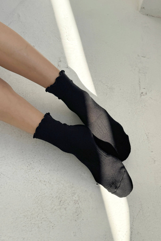 Ruffled Hugger Crew Socks / Black - Harmony